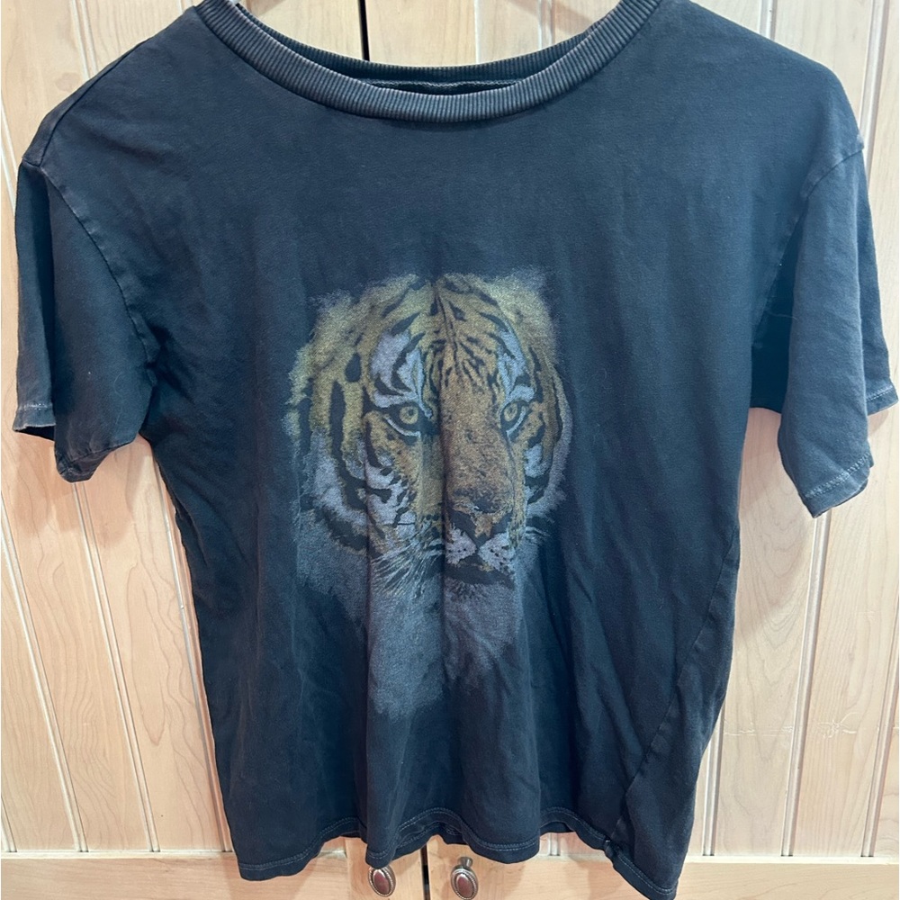 American Eagle women’s tiger tee